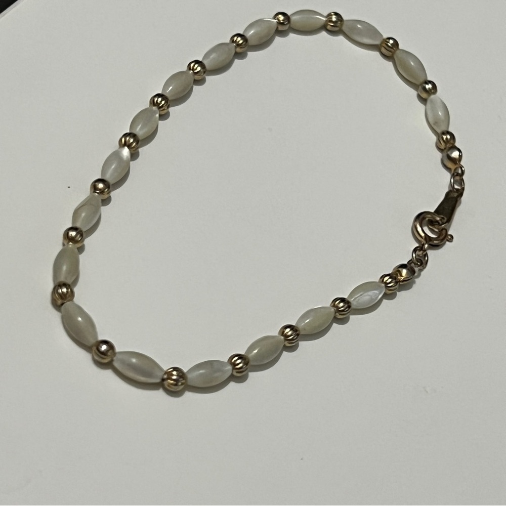 Elegant Gold and pearlescent Cream Beaded‎ Bracelet minimalist